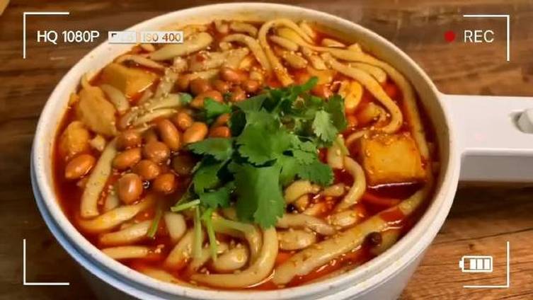 #美食# 午餐时间到,不懂吃啥?那就自制一碗酸辣土豆粉吧!酸辣爽口,吃起来不比螺蛳粉的味道